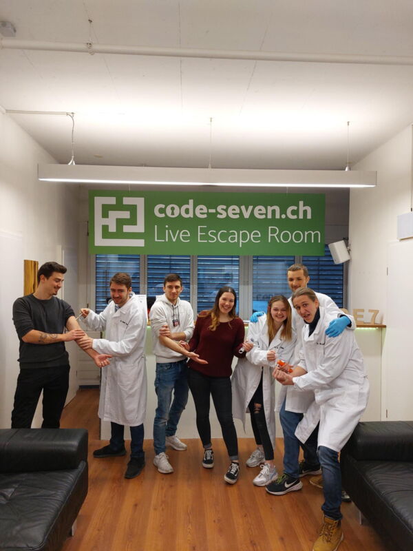 Die Gruppe Jonah der kleine Delphin hat den Live Escape Room erfolgreich geschafft