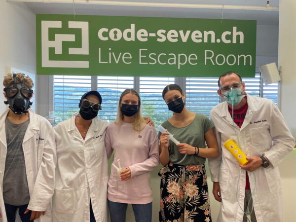 Die Gruppe Kein Name D752 hat den Live Escape Room erfolgreich geschafft