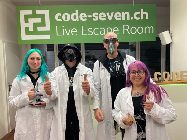Die Gruppe Fantastic Four hat den Live Escape Room erfolgreich geschafft