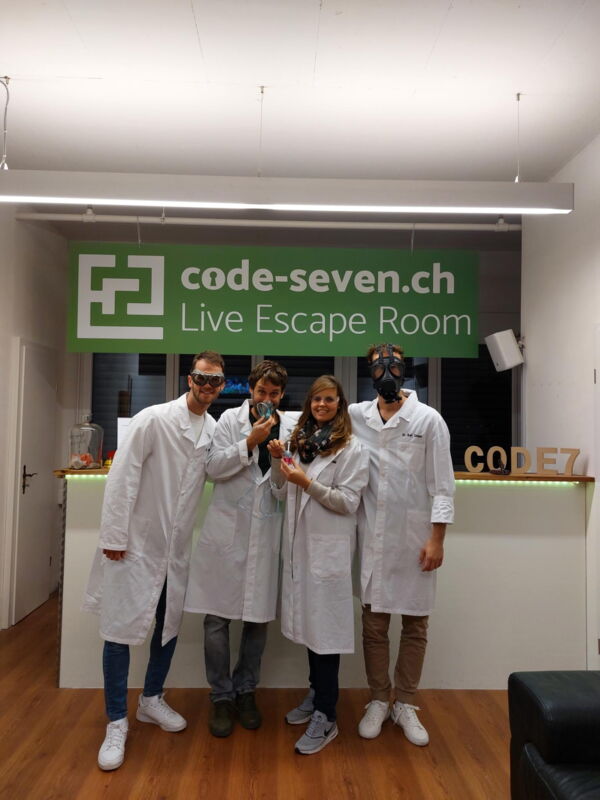 Die Gruppe Hochzeitcrasher hat den Live Escape Room erfolgreich geschafft
