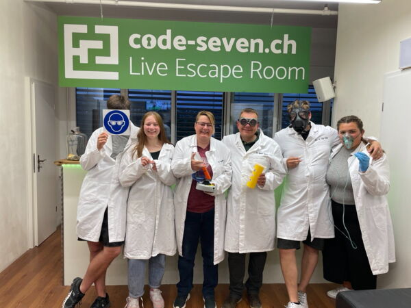 Die Gruppe Giftmischer hat den Live Escape Room erfolgreich geschafft