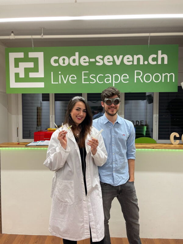 Die Gruppe Wär cha scho Binär im Kopf hat den Live Escape Room erfolgreich geschafft