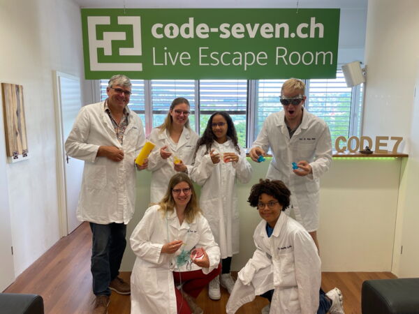 Die Gruppe Superchemiker hat den Live Escape Room erfolgreich geschafft