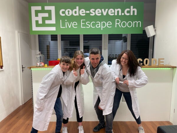 Die Gruppe Bryners 5i-1 hat den Live Escape Room erfolgreich geschafft