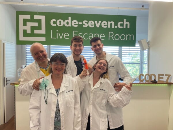 Die Gruppe Team Wolves hat den Live Escape Room erfolgreich geschafft